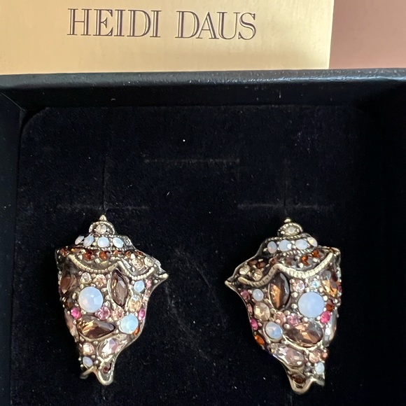 Heidi Daus 🆕🐚 “Shell Shocked II” omega for pierced ears earrings - Picture 3 of 11